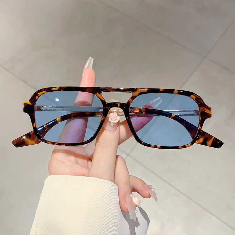 Trendy Women Double Beam Sungl - Street Fashion Brands 评论和价格